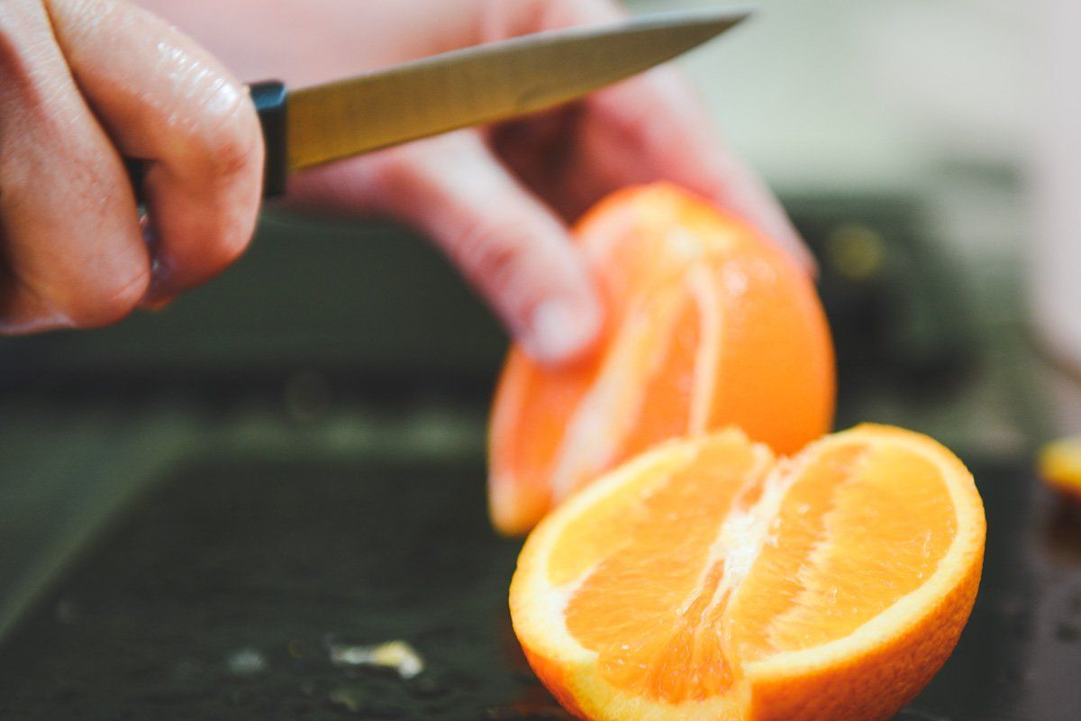 Couper les oranges pour la confiture